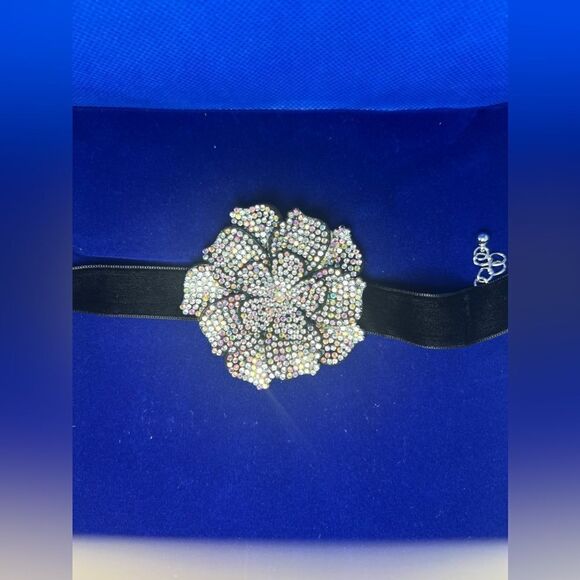 Rhinestone Floral Chocker Necklace - Picture 13 of 13